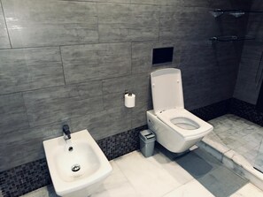 Douche, bidet, serviettes fournies, savon