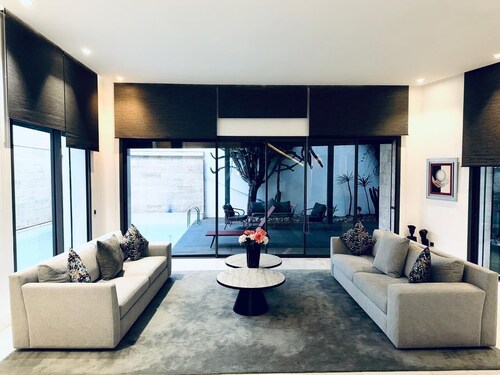Luxury oasis with swimming pool in the heart of Casablanca