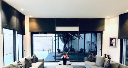 Luxury oasis with swimming pool in the heart of Casablanca