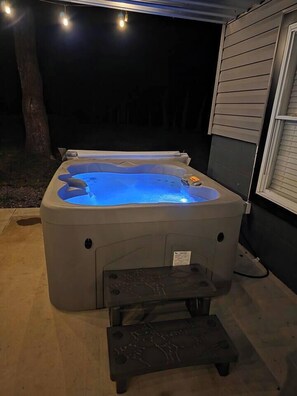 Outdoor spa tub - Luxury Farm Retreat *Hot Tub •2BR •Near Lake Anna (Unionville)