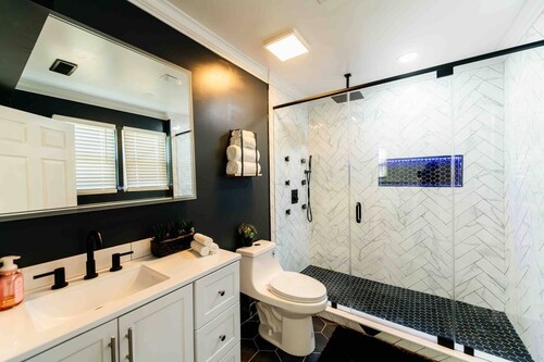Luxury Farm Retreat *Hot Tub •2BR •Near Lake Anna