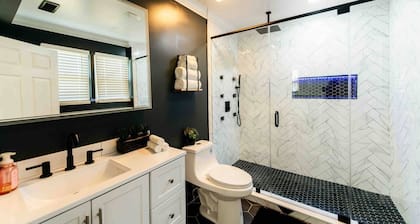 Luxury Farm Retreat *Hot Tub •2BR •Near Lake Anna