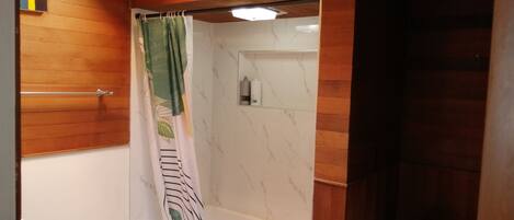 Secadora de cabello, toallas, jabón, papel de baño