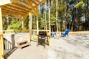 Outdoor dining - Private luxury dome with hot tub & fire pit. (Unionville)