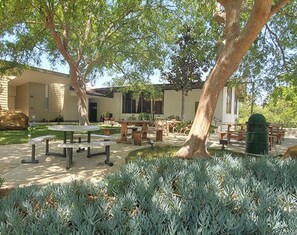 Outdoor dining - Stay with us for the 2028 Olympics! (Los Angeles)