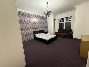 Room - Spacious Wakefield Getaway 3br (Wrenthorpe)