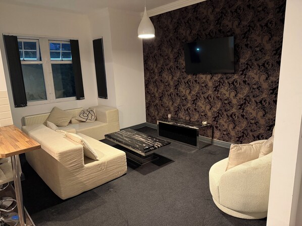 Living area - Spacious Wakefield Getaway 3br (Wrenthorpe)