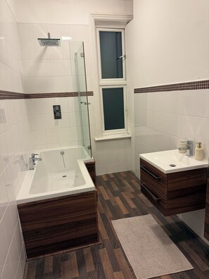 Bathroom - Spacious Wakefield Getaway 3br (Wrenthorpe)