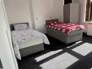 Room - Spacious Wakefield Getaway 3br (Wrenthorpe)