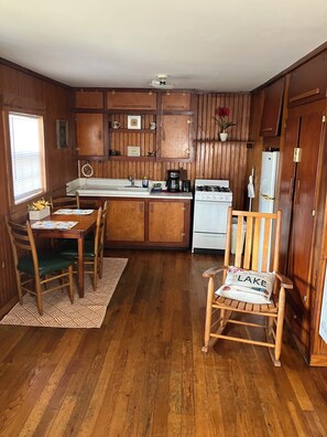 Fridge, oven, stovetop, coffee/tea maker - Cozy 1-bedroom cabin on Lake Hamilton in front of a private beach (Hot Springs)