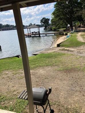 Property grounds - Cozy 1-bedroom cabin on Lake Hamilton in front of a private beach (Hot Springs)