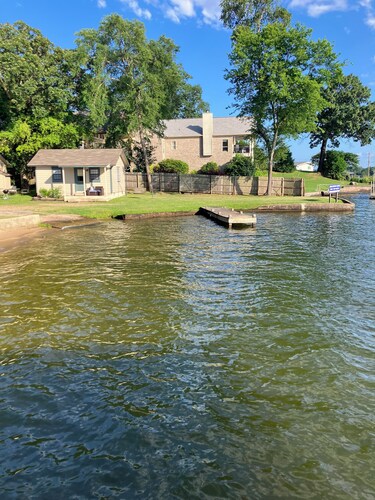 Cozy 1-bedroom cabin on Lake Hamilton in front of a private beach