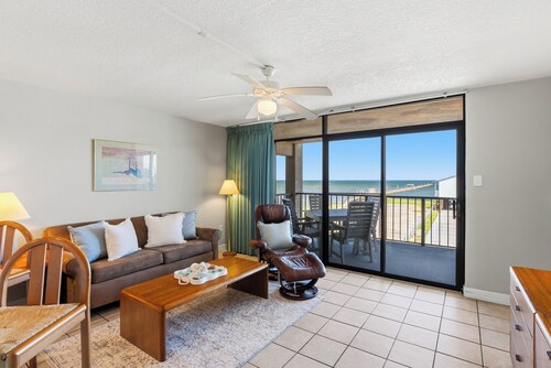 2BR Bayfront Condo w/ Fishing Pier, Pool & Hot Tub