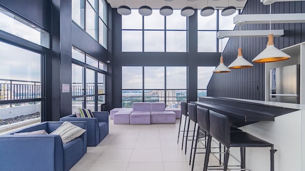 A modern interior with large windows, a bar area, and seating. - Excellent Studio in S o Paulo - Sp-a1107 (São Paulo)