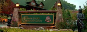 Schild für das Westgate Smoky Mountain Resort mit Berg und Bärenlogo.