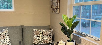 Cozy 1-bedroom cabin in lovely Bastrop- stay a weekend or longer