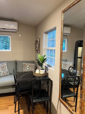 Dining - Cozy 1-bedroom cabin in lovely Bastrop- stay a weekend or longer (Bastrop)