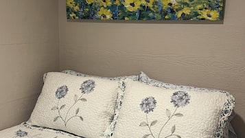 Tabla de planchar con plancha, wifi y ropa de cama