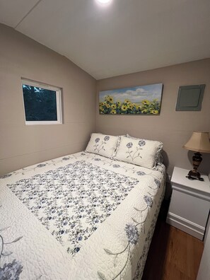 Iron/ironing board, WiFi, bed sheets - Cozy 1-bedroom cabin in lovely Bastrop- stay a weekend or longer (Bastrop)