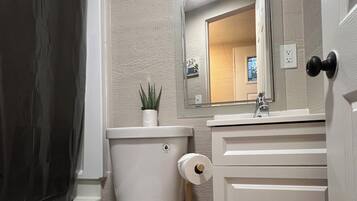 Serviettes fournies, papier toilette
