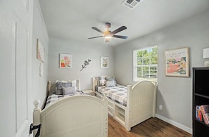 3 slaapkamers, een strijkplank/strijkijzer, gratis wifi, beddengoed