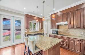 Fridge, microwave, oven, stovetop - Tranquil Oakridge Mall Area Ensuite Stay (Vancouver)