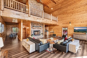 Smart TV, fireplace, video games, DVD player - Stunning Views! Firepit/Hot Tub/Games&Theater Room (Sevierville)