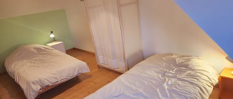 3 makuuhuonetta, silitysrauta/-lauta, ilmainen Wi-Fi, vuodevaatteet