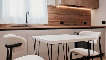 Deluxe Apartment, 1 Bedroom | Dining