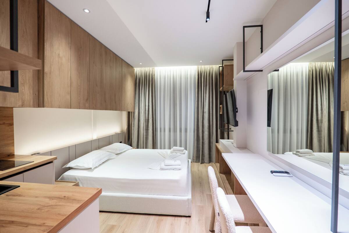 Deluxe Studio Suite | Iron/ironing board, free WiFi, bed sheets