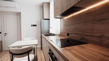 Deluxe-lejlighed - 1 soveværelse | Privat køkken | Køleskab, ovn, kogeplade