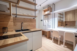 Suite estudio Deluxe | Cocina privada | Refrigerador, parrilla de estufa, tetera eléctrica y tostadora 