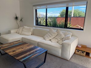 Living area - Secluded Beachside Home (Tauranga)