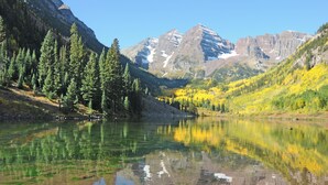 A mountain lake with reflections of trees and mountains. - Totally refreshed Studio. Central Core. Season thru Sept. 15 or 30 day min. (Aspen)