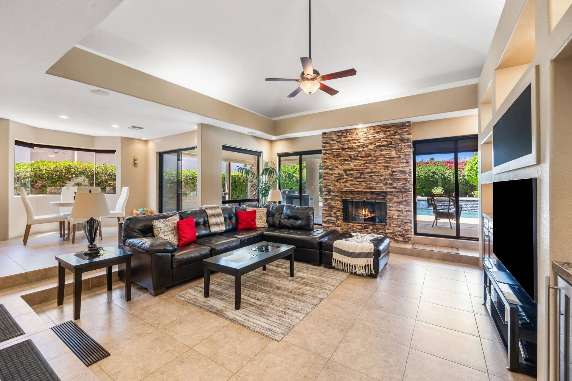 Smart TV, fireplace