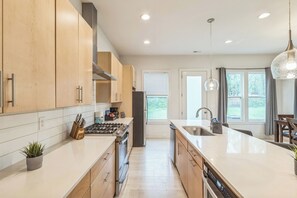 Coffee/tea maker, fridge, microwave, oven - Spacious King Ste Pool Table, Mins to NoDa & UPTWN! (Charlotte)