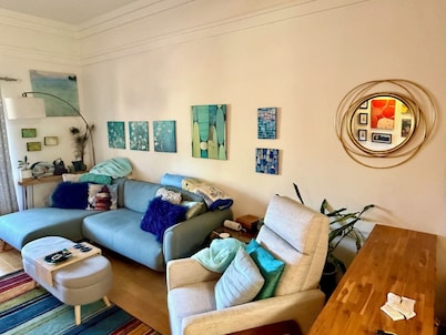 Tranquil 1-bedroom condo with AC, pool and hot tub on a quiet hillside
