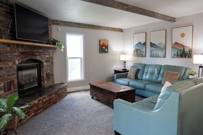 Smart TV - New Kitchen + Outdoor Seating + 4BR (Great Falls)