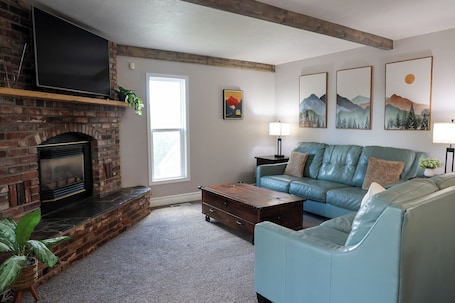 Smart TV. New Kitchen + Outdoor Seating + 4BR