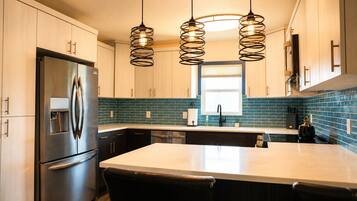 Coffee/tea maker, fridge, microwave, oven
