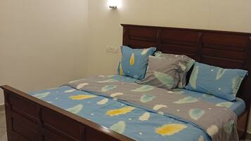 Loftsleilighet â deluxe, kjĂžkken, byutsikt | Skrivebord, skrivebord for bĂŠrbar PC og blendingsgardiner