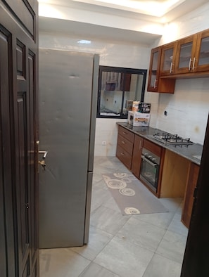Deluxe penthouse, keuken, uitzicht op stad | Privékeuken | Een koelkast/vriezer, een magnetron, een oven, een kookplaat