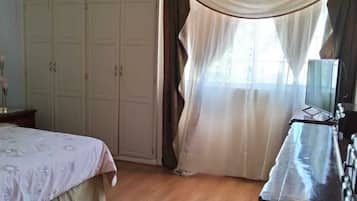 4 quartos, escrivaninha, ferros/tábuas de passar roupa