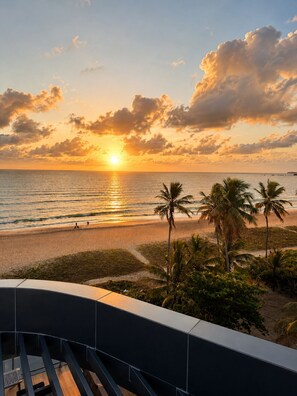 A beach view with palm trees and a sunset. - Nawi Beachfront Escape Apartment - Pool, Gym & Ocean Access (João Pessoa)