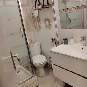 Dusche, Haartrockner, Seife, Toilettenpapier