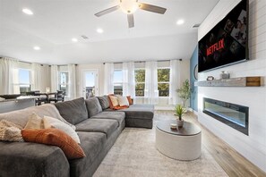 Smart TV, fireplace - Lake Travis Sunset Deck | Sleeps 10 | Hill Country (Lago Vista)