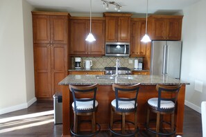 Private kitchen - Barona Beach lakefront Resort -Main floor condo - Pool-Hot tub-Private beach (West Kelowna)