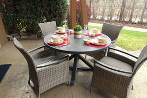 Outdoor dining - Barona Beach lakefront Resort -Main floor condo - Pool-Hot tub-Private beach (West Kelowna)