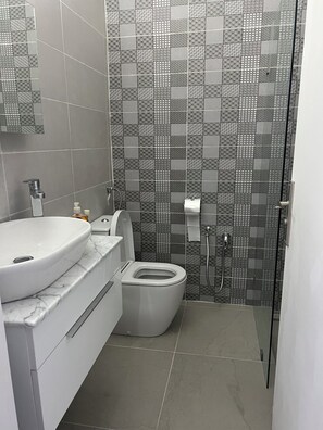 Doccia, asciugacapelli, asciugamani, sapone