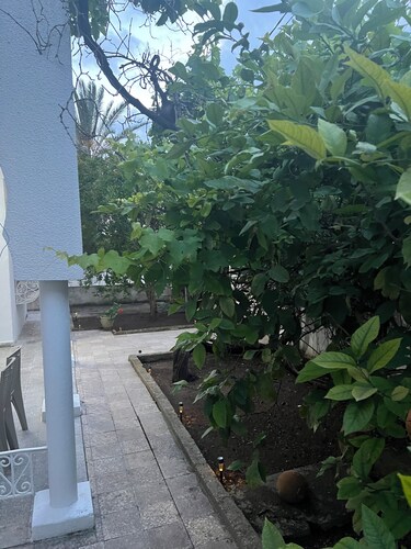romana House: quiet location 10 min from airport snd 30 min drive to beaches!